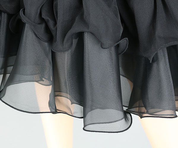 ふんわりデザインがキュートなミディアムスカート